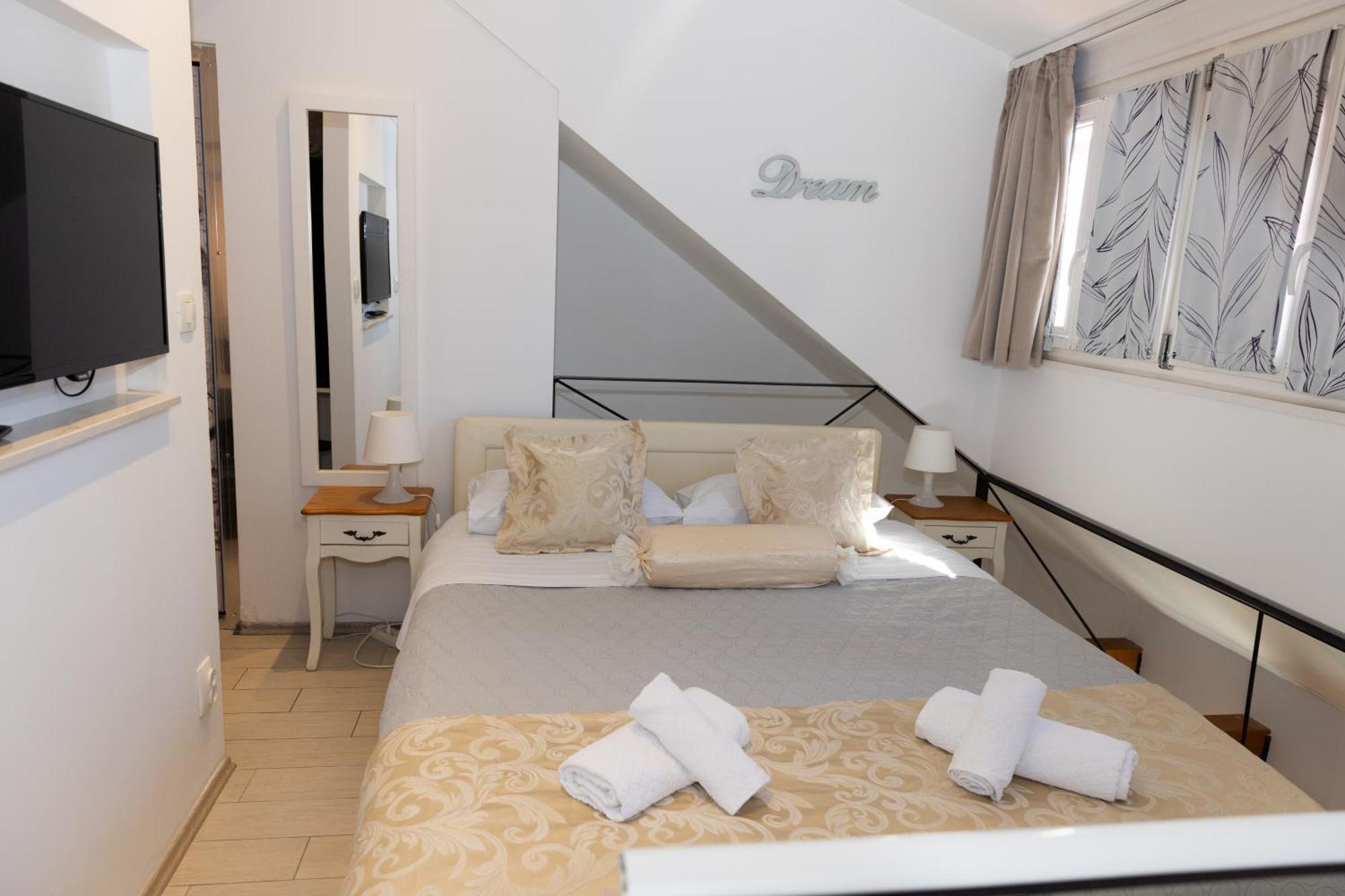 Central Split Rooms And Apartments Paese Buitenkant foto