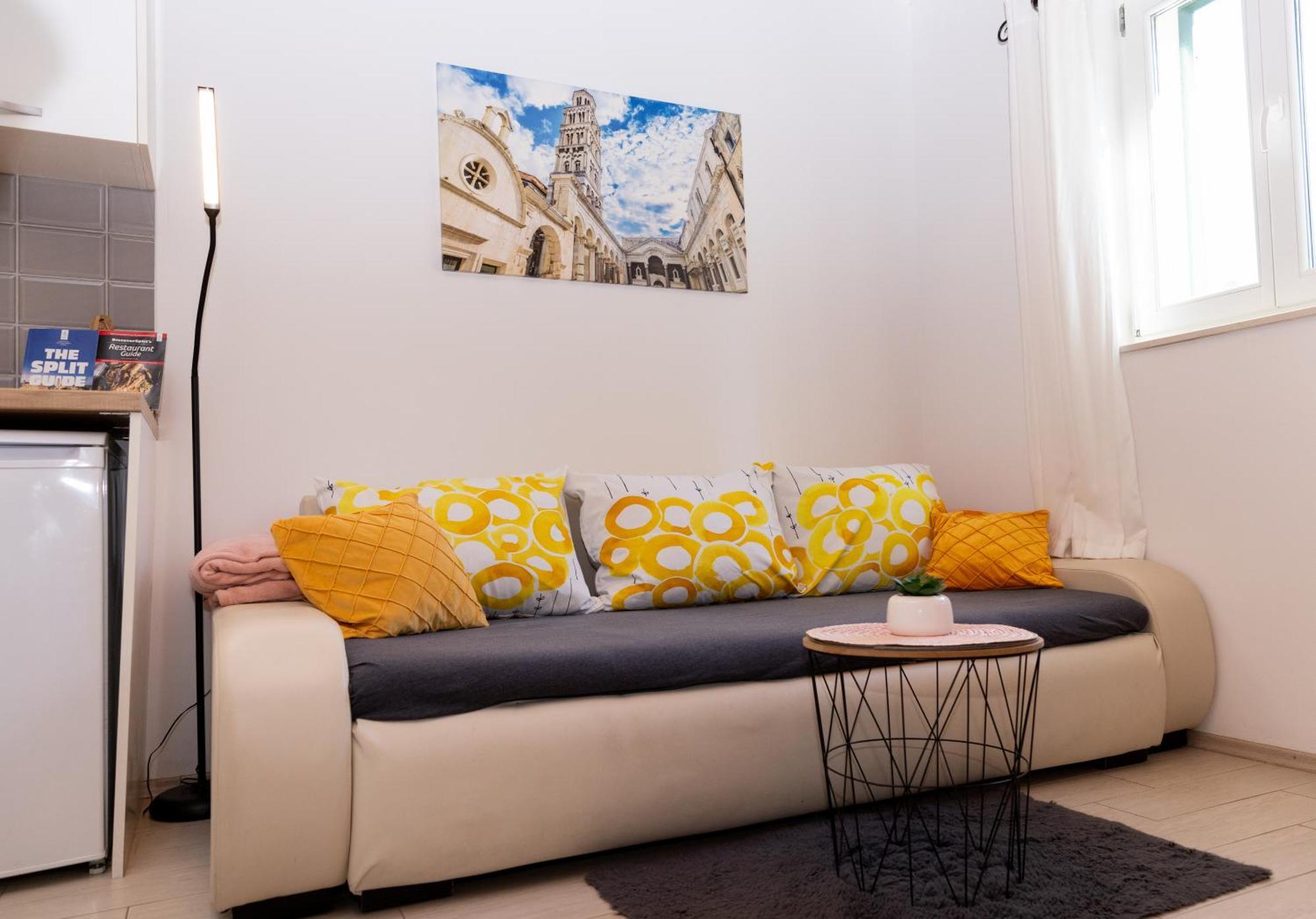 Central Split Rooms And Apartments Paese Buitenkant foto