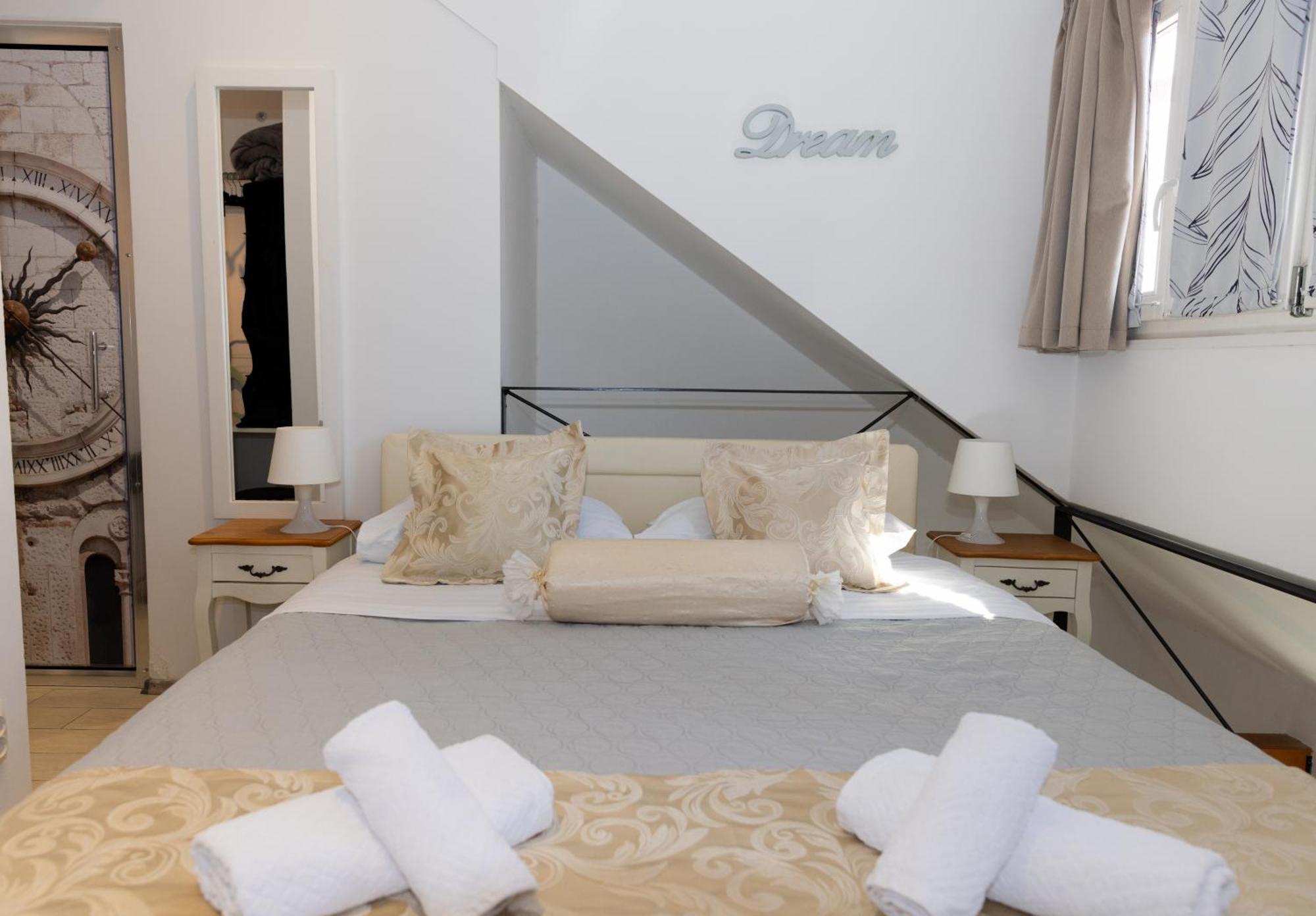 Central Split Rooms And Apartments Paese Buitenkant foto
